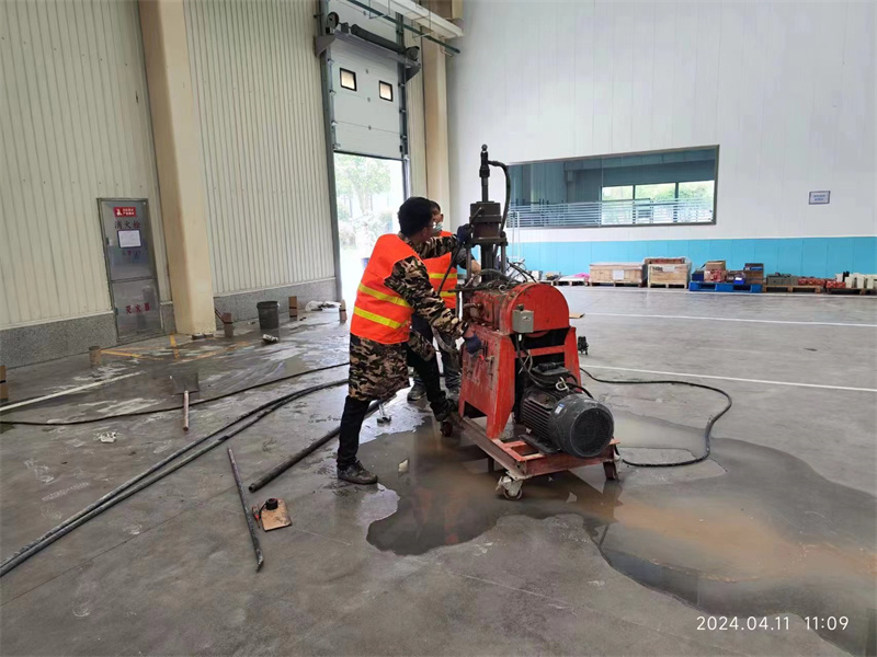 多宝镇厂房地面下沉塌陷注浆加固施工